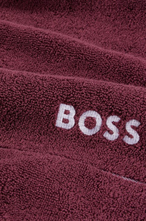 Σκούρο μωβ πατάκι μπάνιου Hugo Boss από αιγυπτιακό βαμβάκι με λογότυπο αντίθεσης
