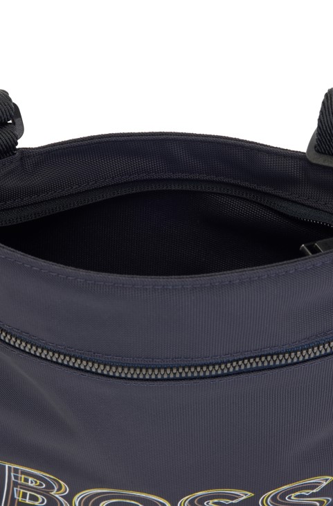 Σκούρο μπλε τσάντα φακέλου Hugo Boss από ανακυκλωμένο ύφασμα με πολύχρωμο λογότυπο
