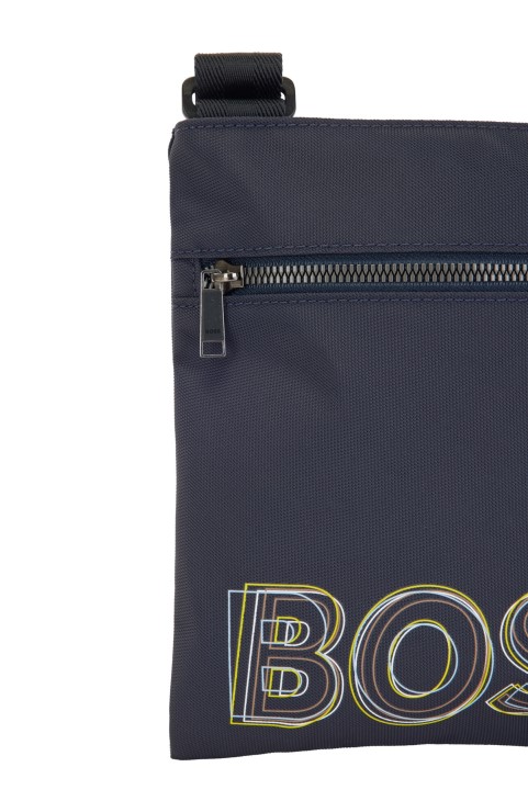 Σκούρο μπλε τσάντα φακέλου Hugo Boss από ανακυκλωμένο ύφασμα με πολύχρωμο λογότυπο
