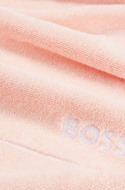 Πετσέτα μπάνιου από αιγυπτιακό βαμβάκι Hugo Boss με ροζ λογότυπο αντίθεσης

