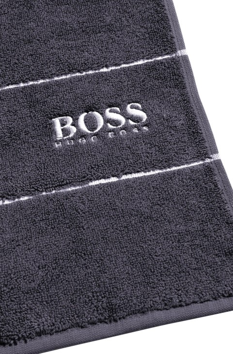 Hugo Boss σκούρο γκρι πετσέτα μπάνιου από αιγυπτιακό βαμβάκι με λογότυπο αντίθεσης
