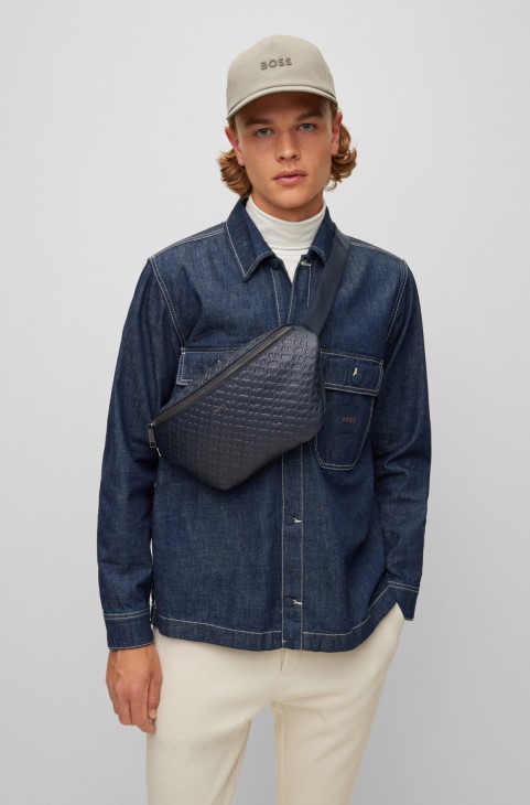 δερμάτινη τσάντα ζώνης με ανάγλυφα μονογράμματα
