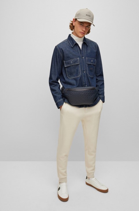 δερμάτινη τσάντα ζώνης με ανάγλυφα μονογράμματα
