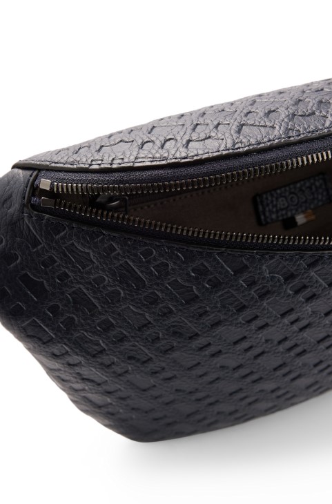 δερμάτινη τσάντα ζώνης με ανάγλυφα μονογράμματα
