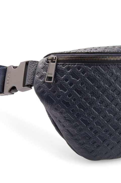 δερμάτινη τσάντα ζώνης με ανάγλυφα μονογράμματα
